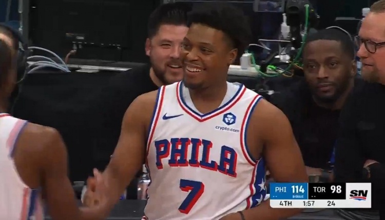 竞技宝中国电竞-队史绝对功臣！猛龙全场球迷为洛瑞送上掌声 后者在垃圾时间登场